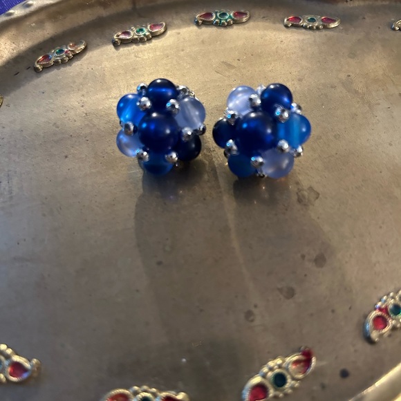 VTG Blue Cluster Plastic beaded clip on earrings. Very pretty!! - Picture 2 of 5